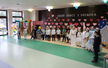 PRZEDSTAWIENIE DLA BABCI I DZIADKA 24