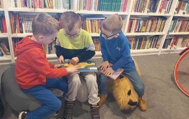 "Kraina Małych Czarodziej&oacute;w" z wizytą w Bibliotece 10
