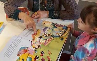 "Kraina Małych Czarodziej&oacute;w" z wizytą w Bibliotece 12