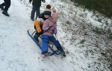 Zimowe zabawy na śniegu 16