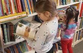 "Kraina Małych Czarodziej&oacute;w" z wizytą w Bibliotece 7