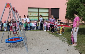 Nowe huśtawki na placu zabaw 7